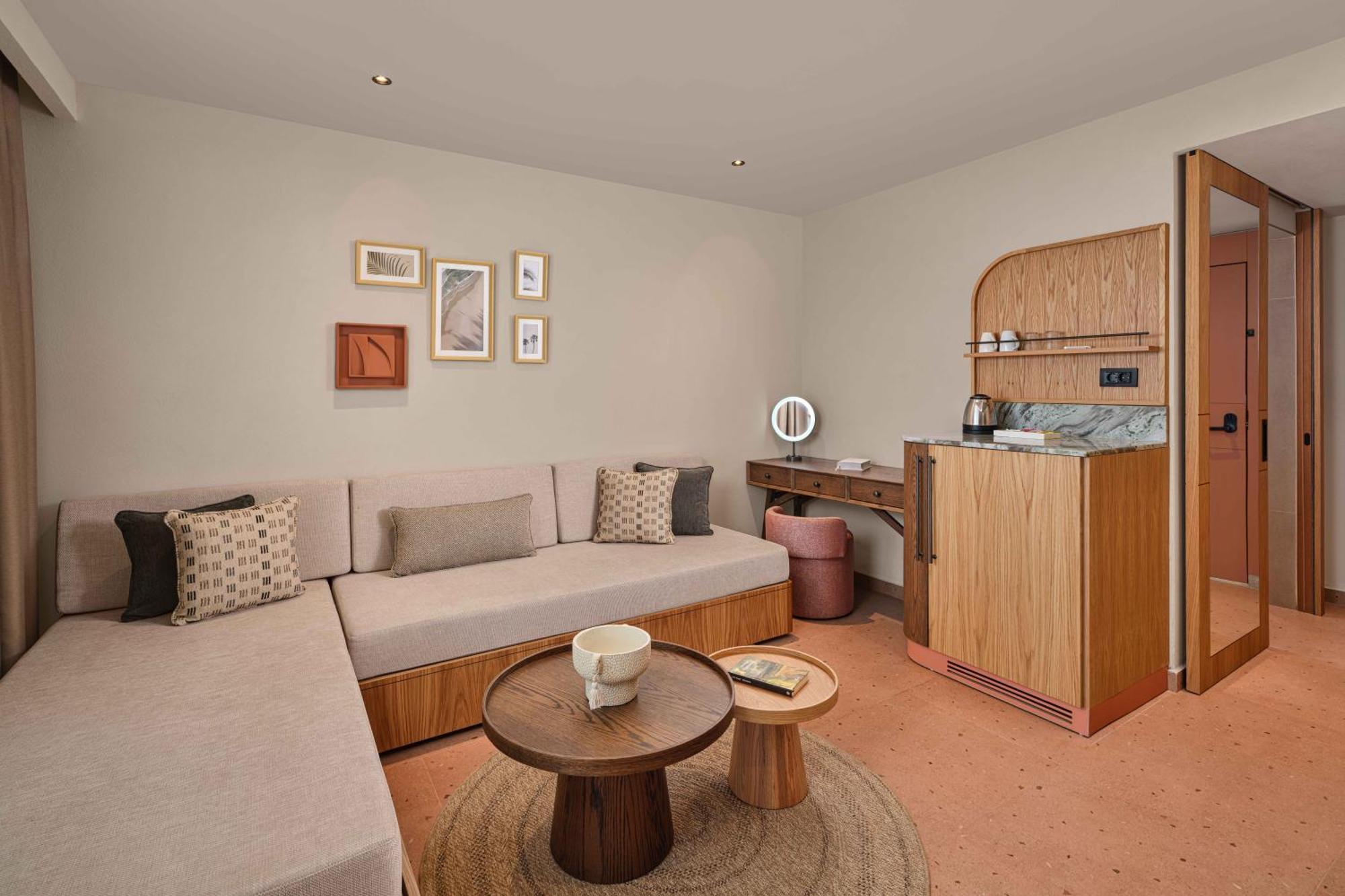 Deluxe Family Room,1698887480:JPEG