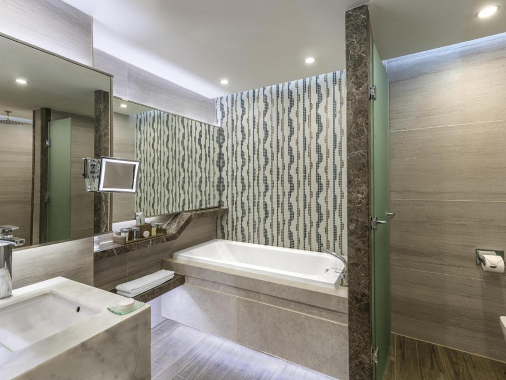 Legendary Suite Swim Up